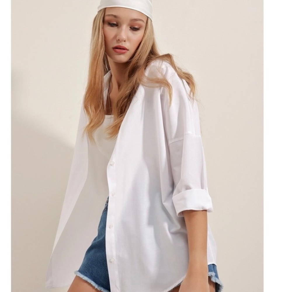 Big dart White Shirt, we have size 8, 10,12,14 - Picture 4 of 7